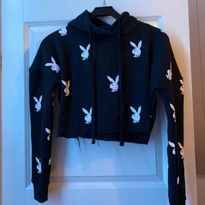 Playboy - Sjukt snygg Playboy hoodie lite cropad, mönster både fram och bak och på luvan.