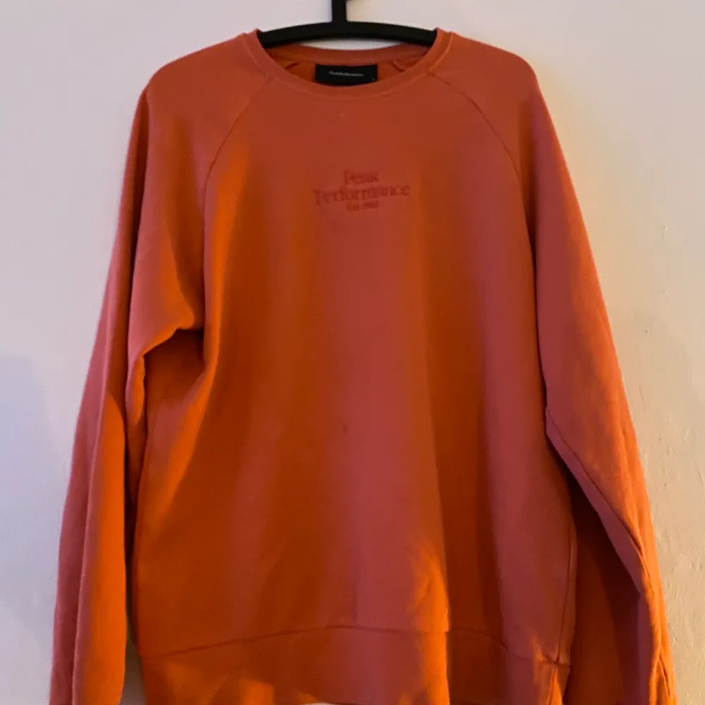 Peak performance sweatshirt coral färgad. Stl M. Köpt på mall of skandinavia nyligen. Bud från 100kr. Köparen står för frakten!📦  . Tröjor & Koftor.