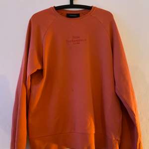 Peak performance sweatshirt coral färgad. Stl M. Köpt på mall of skandinavia nyligen. Bud från 100kr. Köparen står för frakten!📦  