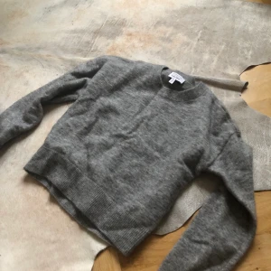 Cropped tjocktröja - Kort/cropped tjocktröja, sitter tight. 32% Mohair, 32% Ull, 33% Polyamide, 3% Elastaan. Som ny, oanvänd.