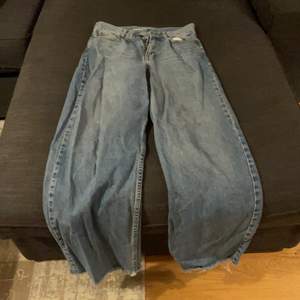 Wide leg jeans från junkyard. Kan wj ta kort på då dom ej passar längre, frakt ingår.