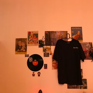 Rick And Morty T-Shirt - En asball svart t-shirt med Rick and Morty text på framsidan och ett större tryck på baksidan. Köpt på H&M i storlek XL. Använd ett fåtal gånger och säljer pga att jag inte använder den längre. Säljer för 70kr+ frakt:)