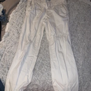 Vita chinos / linnebyxor - Vita linnebyxor / chinos / kostymbyxor , kan inte riktigt avgöra tyget. Storlek 34. Jättefina men används aldrig. Inprincip oanvända 💕
