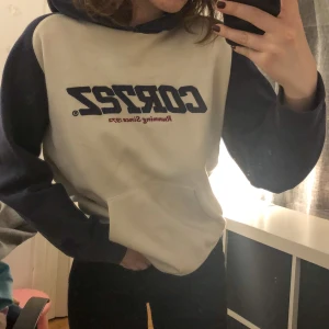 Thriftad Nike hoodie - Köpt på secondhand. Bra skick, några tecken på att den är begagnad men inget märkvärdigt! Jag är storlek xs/s och denna sitter bra på mig (: 60kr +frakt. Pris kan diskuteras !