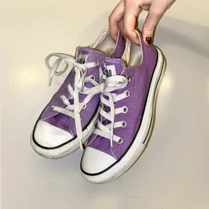 Lila låga converse - Lila converse i låg modell, storlek 36,5, går att tvätta av lite grann.