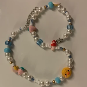 Halsband - Ett till fint halsband med handgjorda charms💓frakt ingår i priset