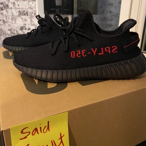 Adidas Yeezy boost 350 Bred V2 - Säljer två oanvända Yeezy breds. Allt ingår - kvitto, box, tags, etc. 