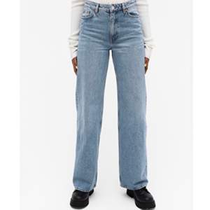 Ett par superfina jeans från Monki i modellen YOKO. De är i storlek 24. Säljer de för att de tyvärr blivit för små.. 💗
