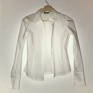 Vit figursydd skjorta - Vit figursydd skjorta