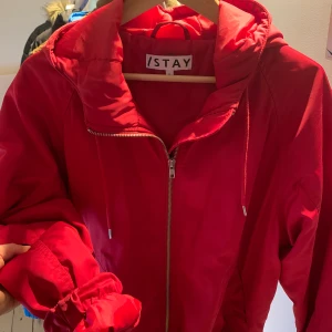 Jacka Stay (Carlings)  - Mellantjock jacka från Carlings märke Stay , röd 