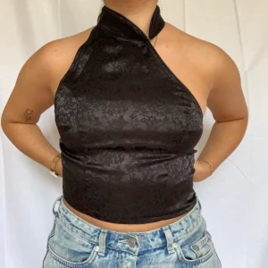 SNYGG TOPP FRÅN PLT - Extremt snygg topp med snygg detalj runt halsen från PRETTY LITTLE THING! ✨ Helt oanvänd, lappen sitter kvar! den var för stor vid bröstet på mig!  Dragkedja finns på sidan av tröjan STRL S🤩 