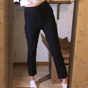 Svarta kostymbyxor - Svarta kostymbyxor från Ginatricot i stl 36. Jag är 170 och det är liiite korta i benen för mig. I bra skick förutom att de är lite knottriga där bak men det syns inte🖤 (köpare står för frakt, 44kr📦) BETALNING SKER VIA SWISH
