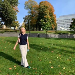 marinblå väst, M  - fantastisk väst, den är så söt att jag bara inte bär den mycket eftersom jag köpte en ny! Jag är storlek S och den passar perfekt!  50% merinoull så att den är riktigt mjuk och varm. i perfekt skick 🥺🥰 frakt är gratis! göra ett erbjudande