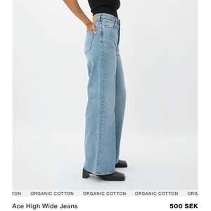Snygga trendiga jeans från weekday! Säljer då jag har för många jeans 💕💕 Priset är inklusive spårbar frakt så passa på!! <33