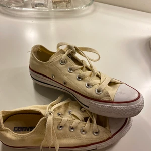 Skor - Ett par vintage converse i ljusgul. Sitter snyggt på och har använts fåtal gånger.