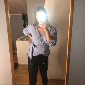 Randig blus - Fin puffig blus från Hampton republic med knytning i sidan. Är storlek S men jag använder inte så mycket tycärr 💕