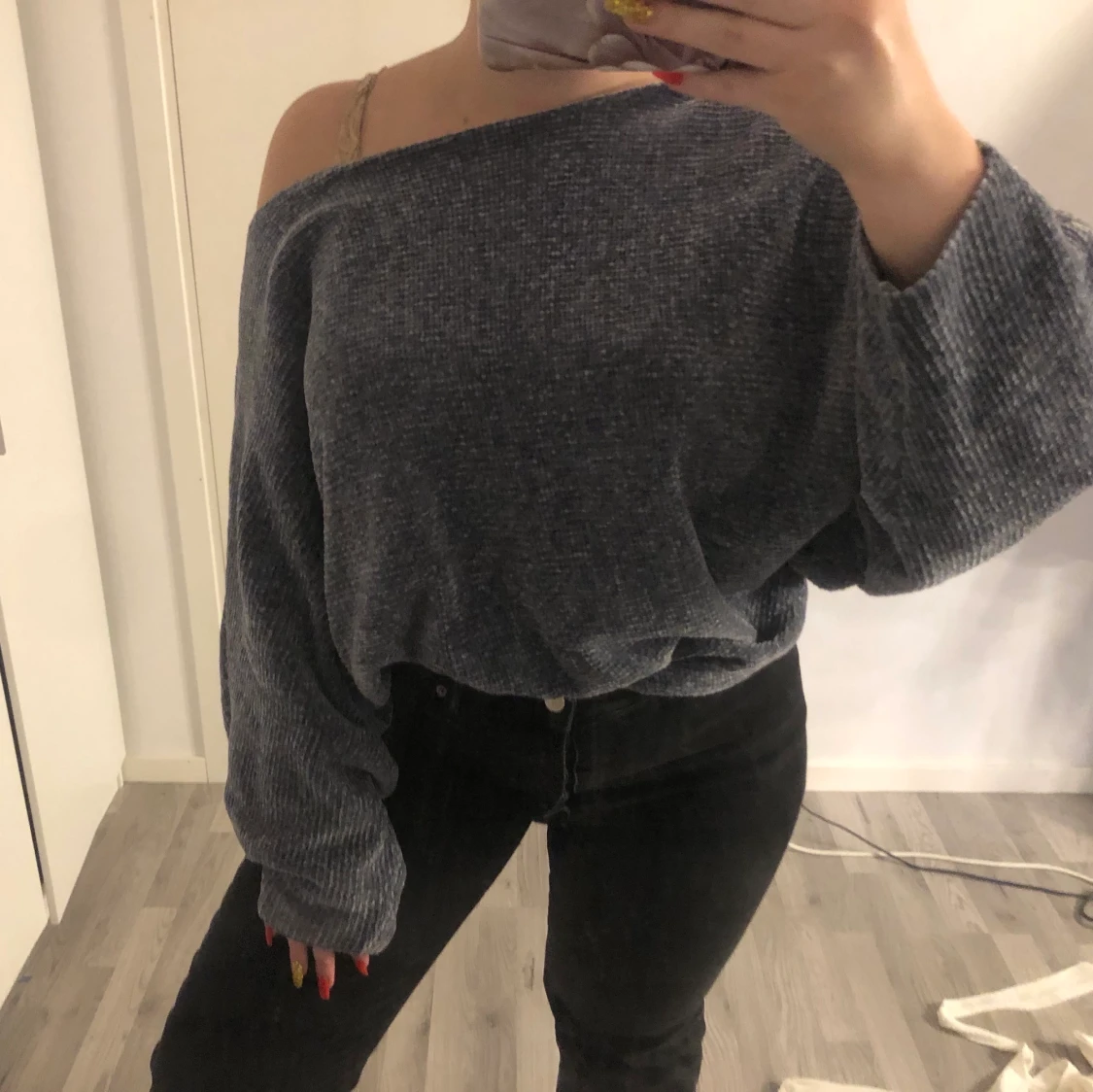 Stickad offshouldertröja