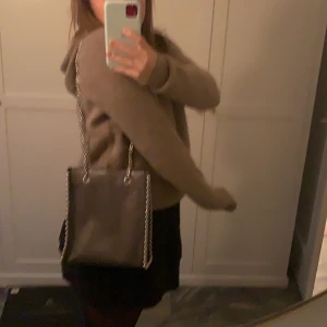 Zara väska - En jättefin väska från Zara. Slutsåld och lite av en Stella McCartney imitation. Köpt för 400 tror jag. Använd men i nyskick. Pris kan diskuteras. Köpare står för frakt. Tre fack i väskan. Går att byta till en annan kedja om man vill. Pris kan diskuteras.