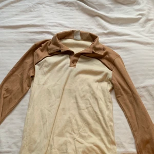Fett fin vintagetröja med krage💕 - Säljer pga att den inte kommer t användning. Köpt i Los Angels för två år sedan på en secondhandbutik! Köpt för 400. Lite nopprig men inget som syns enligt mig. Jag är en S och den sitter perfekt på mig. Buda från 100kr!💕