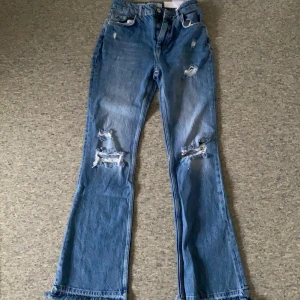 Bootcut jeans i str 34 - Säljer dessa byxor pga att jag köpte dom i fel str.  byxorna är inte strechiga,