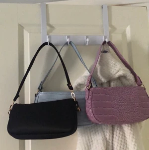 Svart shoulder bag - Två shoulder bags svart och ljusblå som jag inte har en användning av längre! Finns i uppsala att hämta och annars kostar frakten 63 kr. Köparen står för frakten❤️
