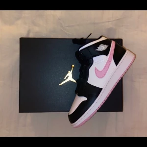 Jordans 1 - Säljer nu mina helt oanvända jordans, skorna har alltså aldrig haft en fot i sig. Skorna är i storlek 38,5 och kvitto och originalbox medföljer självklart. Kan mötas i Stockholm med skorna eller frakta. Buda från 1200kr med en minsta höjning på 50kr. Budgivningen avslutas 9e december 2020 eller när ingen budar högre mvh Herbert. Buda gärna i chatten så kan jag uppdatera buden i kommentarerna och ha kontakt med dom som budar. :))🥰