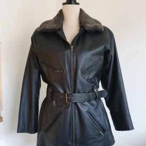 Vintage skinnjacka - Skinnsjacka i storlek 34. Köpt från en vintage butik i stockholm för ett par år sedan. Har använt den ett fåtal gånger men fint skick utan repor eller fläckar.  Kan mötas i stockholm eller sollentuna gratis. eller skickas där frakten betalas av köparen.