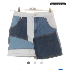 Kjol från Zara - En fin jeanskjol som är bekväm och ser bra ut. Säljs billigt då den är köpt billigt från second hand, Frakten är 44kr men samfraktar gärna om du ser nägot annat du gillar! Kan annars även träffas upp i Lund.