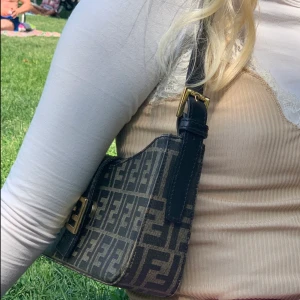 Fendi Baguette bag - Kollar intresset på denna fendi bag! Köpt second hand! Inget äkthetsbevis, därav lågt pris. Superfin baguette bag i äkta läder och fin kvalitet. Använd ett fåtal gånger