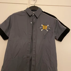 Skjorta - Ball skjorta med ett W eller M på. Aldrig använd. Det är storlek 140 från pojkavdelningen, men den sitter som en 36 på mig som är en 38. 