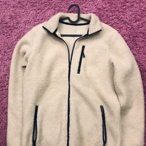 Teddy jacka - Perfekta höst/vinterjackan, snygg och stilren teddy jacka i beige. En av de varmare teddy jackorna jag ägt (bud är kul, släng iväg ett vettja)