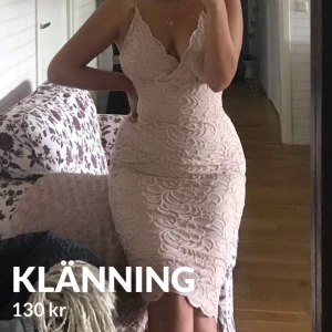 Klänning  - Sjukt fin klänning i baby rosa färg. Storlek M och säljer pga att den inte kommer till användning längre. Ops endast swish💞