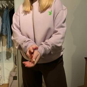 Laveldellila sweater från Missguided x Playboy i en oversized 36, så passar flera storlekar. Använd runt två gånger så i fint skick. Frakt tillkommer 🐰💜 om fler är intresserade: buda!!!