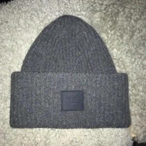 Acne mössa - Lånad bild! Använd ett fåtal gånger. Mössan är i jättebra skick. Skicka privat för fler bilder eller info. Buda från 550 kr