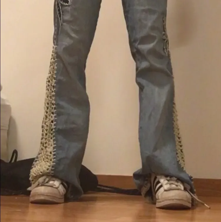 Dessa coola jeansen från humana köptes för 300kr  för långa för min som är ca 157 men sitter bra i midjan, det står ingen storlek men passar min som är en XS/S . Jeans & Byxor.