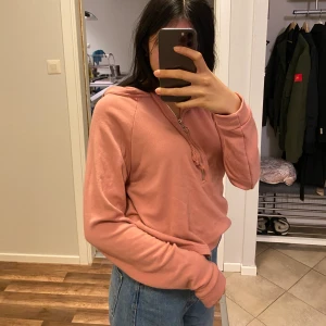 rosa tröja - tredje bilden visar färgen som bäst :) 