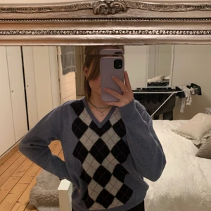 Sweater  - En blå tröja med rutigt mönster i färger marinblå och vit, v ringad hals och helt blå där bak, säljer pga att jag inte använder den längre, köpte den från en använde på plick för några månader sen 