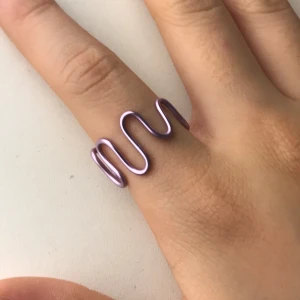 Ring - Säljer en lila/rosa ring💖 justerbar och köparen står för frakten