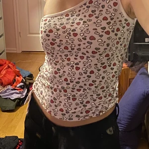 Topp - Jättesöt topp med hjärtan, det är barn storlek men passar perfekt som S!💕