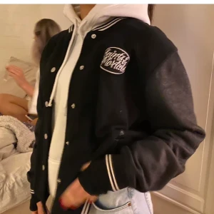 Ascool oversized collegejacka! - Supersnygg collegejacka som jag köpte här på Plick, men som jag tyvärr nu måste sälja då jag behöver pengarna:/// Storlek L och sitter oversized på mig som är en S/M typ. Kan mötas upp i Göteborg annars tillkommer frakt på 67 kr. Buda och öka med minst 20 kr!:) högsta bud 700kr