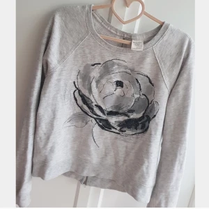 Sweater/collegetröja Abercrombie & Fitch  - Collegetröja från Abercrombie & Fitch med snyggt tryck och har cool dragkedja på ryggen. Stl xs men skulle passa s också. 20 kr! 