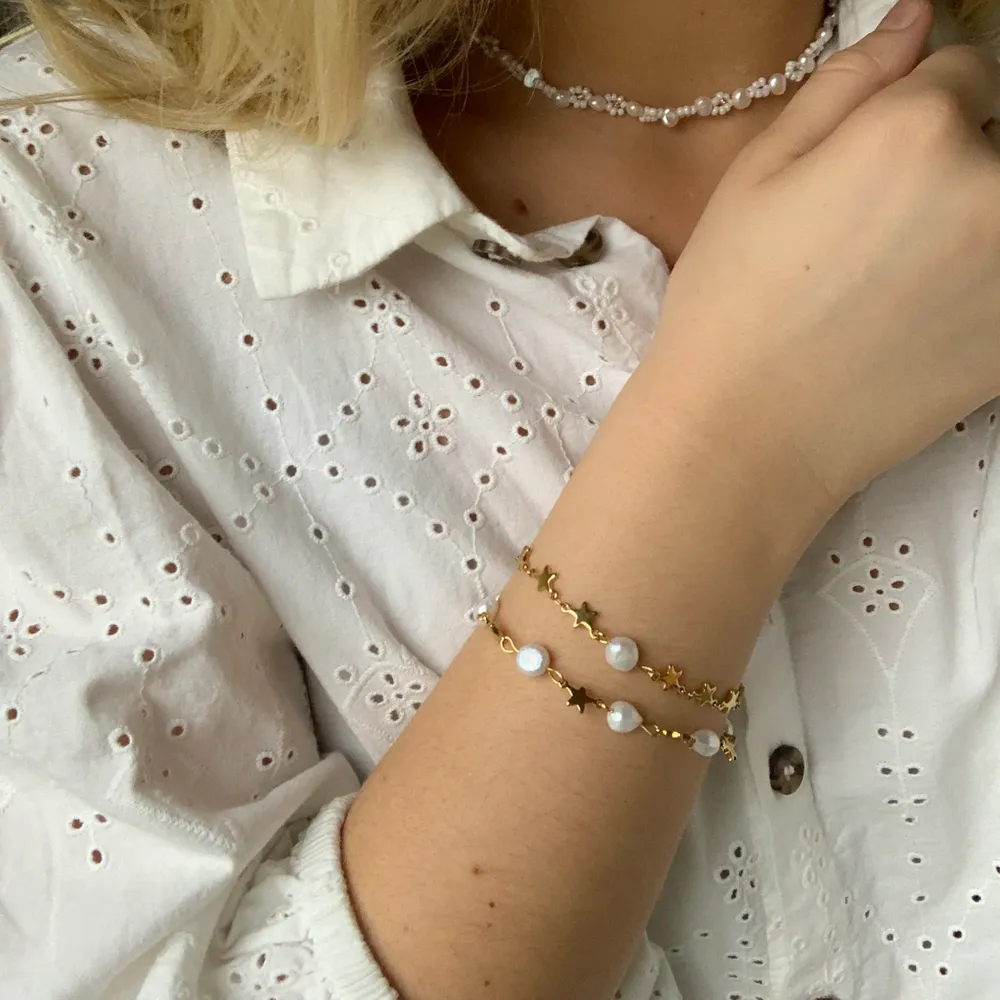 Kolla in fler smycken på min Instagram: @aliceruthjewelry                                                  Längd är valfri!                                                Armband med guldiga stjärnor av rostfritt stål och sötvattenspärlor🐚🐚🤍🤍                                        89kr styck eller 2 för 179kr💫                   . Accessoarer.