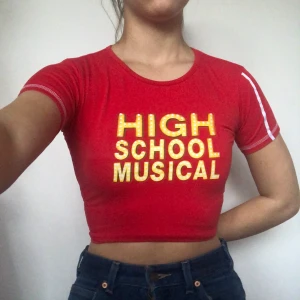 High school musical babytee - Intressekoll på denna high school musical babytee. Uppvikt på första bilden. Kom privat för mer information och bilder. Köpare står för frakt. 