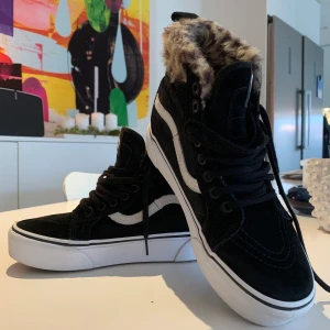 Vans 37 fodrade med leopardpäls - Säljer mina snygga vinterfodrade Vans som blivit för små. Knappt använda och ser näst intill helt nya ut. Nypris 1099kr. Mitt pris 400 (plus frakt).