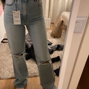 zara jeans - säljer dessa fina zara jeans, helt nya, säljer pågrund av att jag beställde 2 storlekar och därav att jag glömmde lämna tillbaka, BUDA🤍🤍