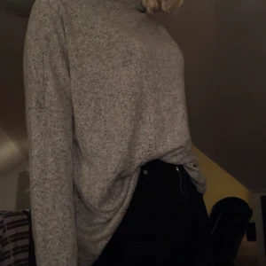Grå tröja - Grå tröja med lite turtleneck, skönt material, använd 1-2 gånger