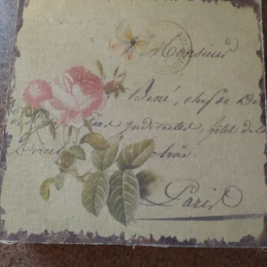 Träask/smyckeskrin - Oanvänd. Många fack och chabbychic stil. Frakt tillkommer på 63:- spårbart. Samfraktar gärna.