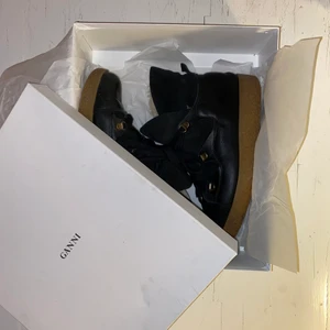 Ganni boots storlek 40 - Masha Texas boots från Ganni. Svart mocka och läder med gummisula. Köpta för 2149kr! 💌