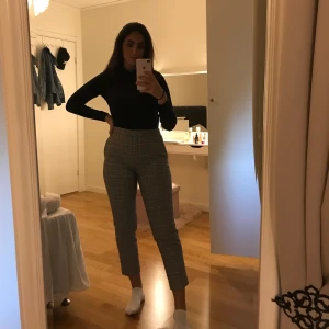 Kostymbyxor - Supersnygga svartvita kostymbyxor, säljer de pga att de är för små för mig. Superbra skick! Köpt för 349kr 