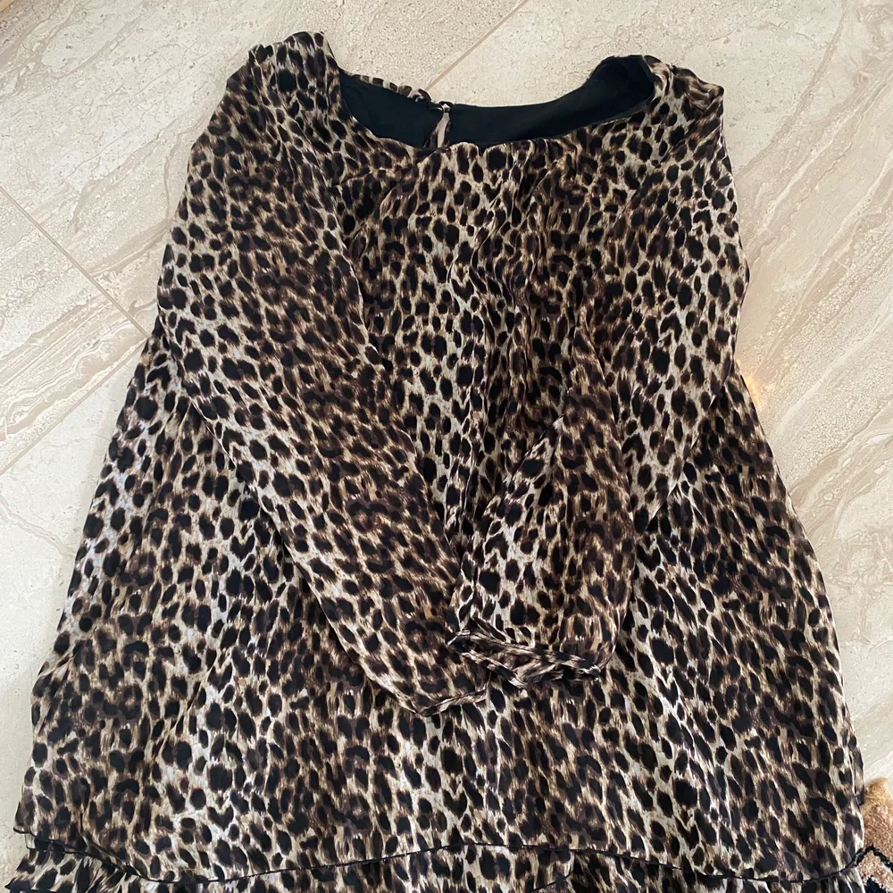 Denna fantastiska tunika, one size, leopard, 100% polyester. Helt underbar. Har 2 varför en ej används. . Blusar.